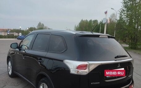 Mitsubishi Outlander III рестайлинг 3, 2014 год, 1 410 000 рублей, 4 фотография