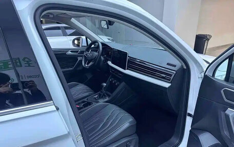 Volkswagen Tiguan II, 2023 год, 2 650 000 рублей, 11 фотография