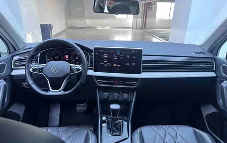 Volkswagen Tiguan II, 2023 год, 2 650 000 рублей, 17 фотография