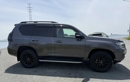 Toyota Land Cruiser Prado 150 рестайлинг 2, 2021 год, 5 600 000 рублей, 6 фотография