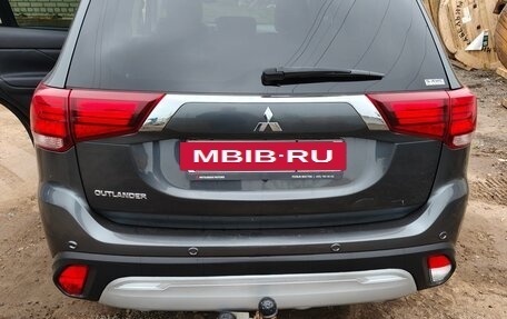 Mitsubishi Outlander III рестайлинг 3, 2021 год, 2 100 000 рублей, 11 фотография