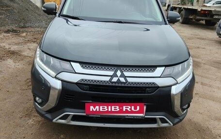 Mitsubishi Outlander III рестайлинг 3, 2021 год, 2 100 000 рублей, 16 фотография