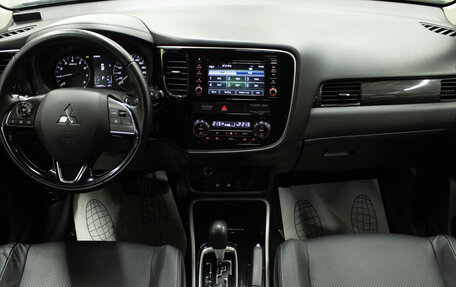 Mitsubishi Outlander III рестайлинг 3, 2017 год, 1 879 000 рублей, 9 фотография