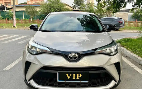 Toyota C-HR I рестайлинг, 2022 год, 3 000 000 рублей, 2 фотография
