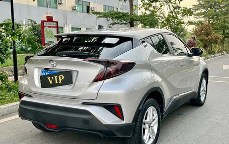 Toyota C-HR I рестайлинг, 2022 год, 3 000 000 рублей, 4 фотография