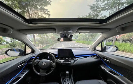 Toyota C-HR I рестайлинг, 2022 год, 3 000 000 рублей, 10 фотография