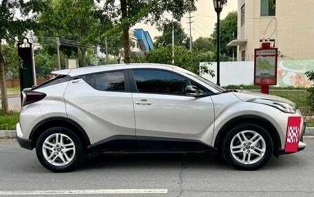 Toyota C-HR I рестайлинг, 2022 год, 3 000 000 рублей, 5 фотография