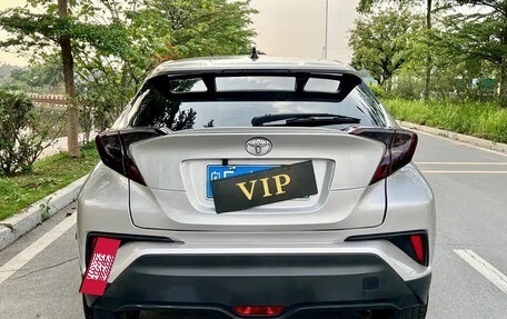 Toyota C-HR I рестайлинг, 2022 год, 3 000 000 рублей, 6 фотография