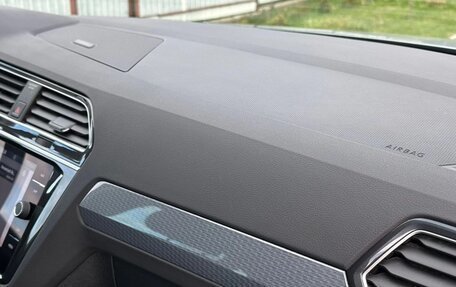 Volkswagen Tiguan II, 2021 год, 2 355 000 рублей, 20 фотография