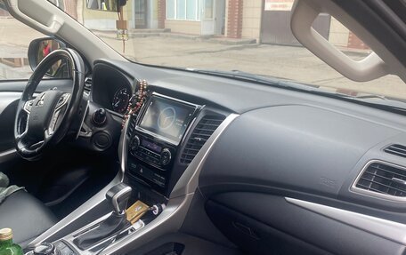 Mitsubishi Pajero Sport III рестайлинг, 2017 год, 2 850 000 рублей, 10 фотография