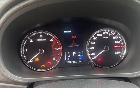 Mitsubishi Pajero Sport III рестайлинг, 2017 год, 2 850 000 рублей, 11 фотография