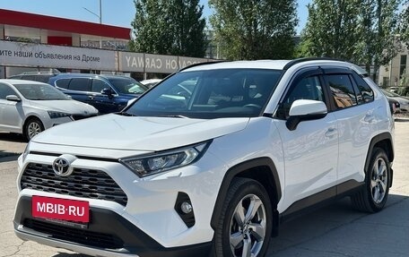 Toyota RAV4, 2021 год, 3 890 000 рублей, 1 фотография