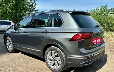 Volkswagen Tiguan II, 2021 год, 2 890 000 рублей, 2 фотография