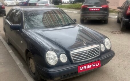 Mercedes-Benz E-Класс, 1998 год, 480 000 рублей, 1 фотография