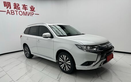 Mitsubishi Outlander III рестайлинг 3, 2021 год, 2 030 000 рублей, 2 фотография