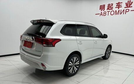 Mitsubishi Outlander III рестайлинг 3, 2021 год, 2 030 000 рублей, 5 фотография