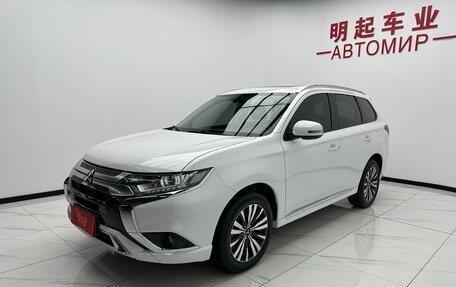 Mitsubishi Outlander III рестайлинг 3, 2021 год, 2 030 000 рублей, 3 фотография