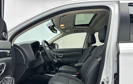 Mitsubishi Outlander III рестайлинг 3, 2021 год, 2 030 000 рублей, 10 фотография