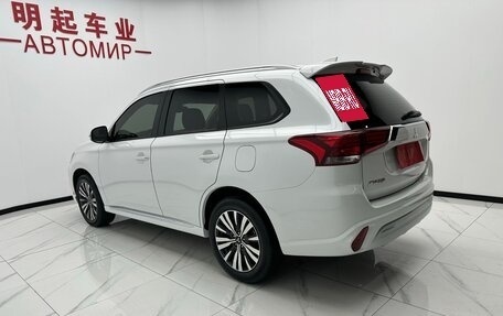 Mitsubishi Outlander III рестайлинг 3, 2021 год, 2 030 000 рублей, 6 фотография