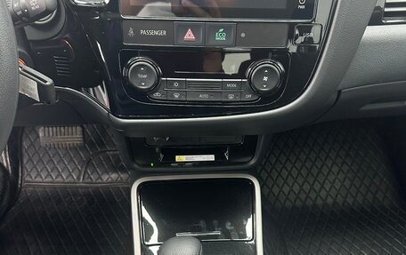 Mitsubishi Outlander III рестайлинг 3, 2022 год, 1 901 000 рублей, 9 фотография