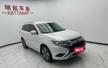 Mitsubishi Outlander III рестайлинг 3, 2022 год, 1 901 000 рублей, 2 фотография