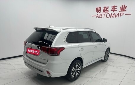 Mitsubishi Outlander III рестайлинг 3, 2022 год, 1 901 000 рублей, 5 фотография
