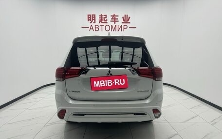Mitsubishi Outlander III рестайлинг 3, 2022 год, 1 901 000 рублей, 4 фотография