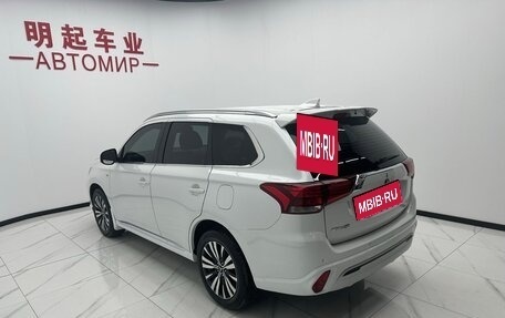 Mitsubishi Outlander III рестайлинг 3, 2022 год, 1 901 000 рублей, 6 фотография