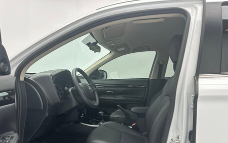 Mitsubishi Outlander III рестайлинг 3, 2022 год, 1 901 000 рублей, 10 фотография