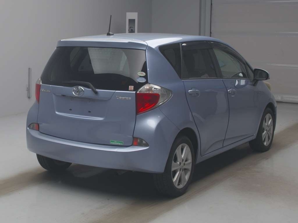 Toyota Ractis II, 2011 год, 817 000 рублей, 2 фотография