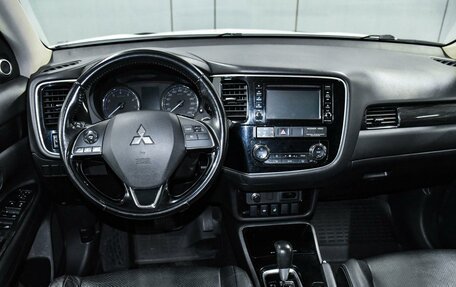 Mitsubishi Outlander III рестайлинг 3, 2017 год, 2 399 000 рублей, 11 фотография