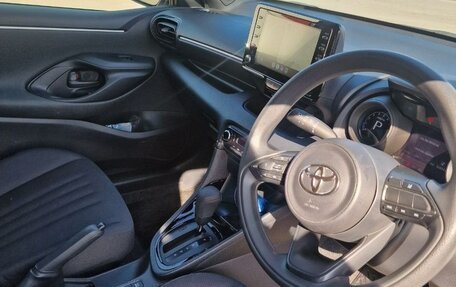 Toyota Yaris, 2021 год, 1 350 000 рублей, 11 фотография