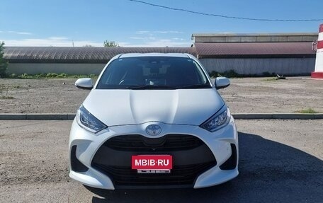 Toyota Yaris, 2021 год, 1 350 000 рублей, 2 фотография