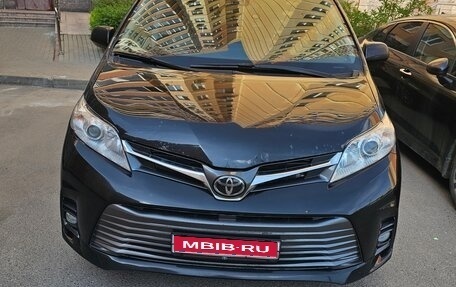 Toyota Sienna III, 2018 год, 2 950 000 рублей, 1 фотография