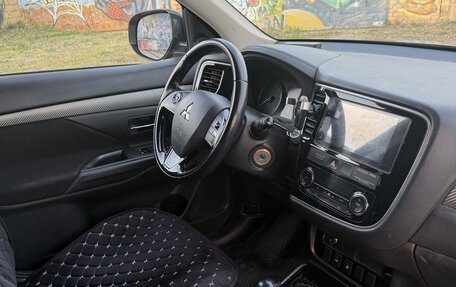 Mitsubishi Outlander III рестайлинг 3, 2018 год, 1 970 000 рублей, 3 фотография