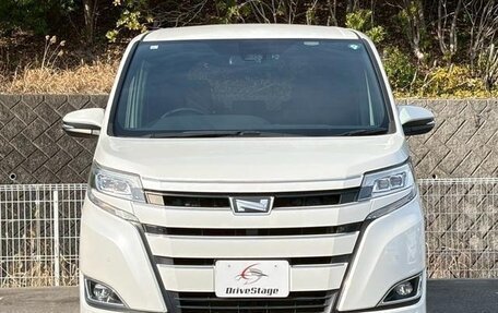 Toyota Noah III, 2021 год, 1 980 000 рублей, 2 фотография