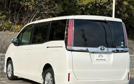 Toyota Noah III, 2021 год, 1 980 000 рублей, 4 фотография