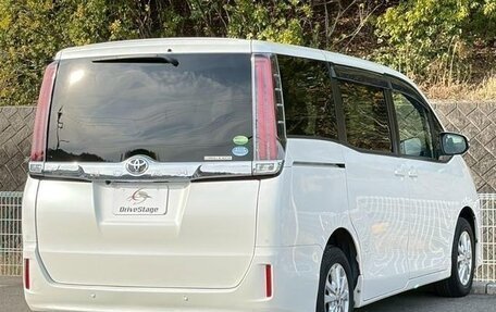 Toyota Noah III, 2021 год, 1 980 000 рублей, 3 фотография