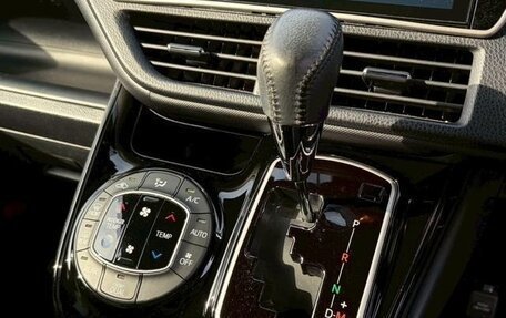 Toyota Noah III, 2021 год, 1 980 000 рублей, 17 фотография