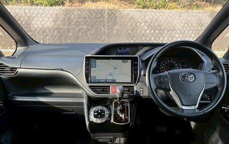 Toyota Noah III, 2021 год, 1 980 000 рублей, 9 фотография