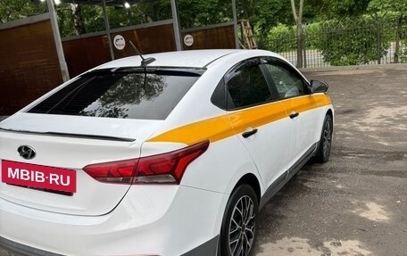 Hyundai Solaris II рестайлинг, 2017 год, 900 000 рублей, 2 фотография