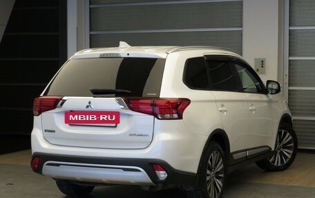 Mitsubishi Outlander III рестайлинг 3, 2019 год, 1 795 000 рублей, 2 фотография