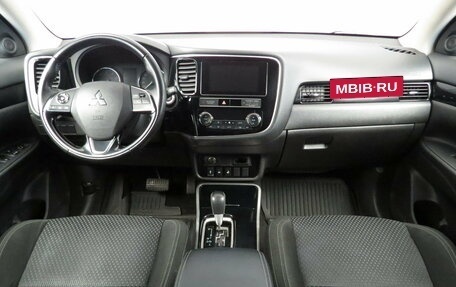 Mitsubishi Outlander III рестайлинг 3, 2019 год, 1 795 000 рублей, 6 фотография
