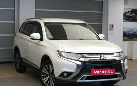 Mitsubishi Outlander III рестайлинг 3, 2019 год, 1 795 000 рублей, 3 фотография