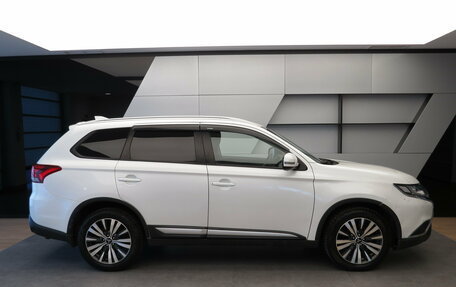 Mitsubishi Outlander III рестайлинг 3, 2019 год, 1 795 000 рублей, 18 фотография