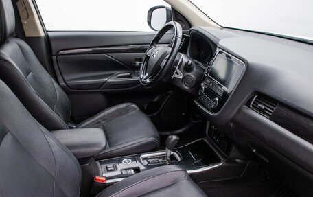 Mitsubishi Outlander III рестайлинг 3, 2018 год, 1 700 000 рублей, 9 фотография