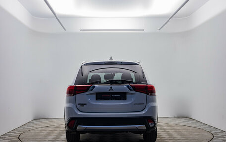 Mitsubishi Outlander III рестайлинг 3, 2018 год, 1 700 000 рублей, 6 фотография
