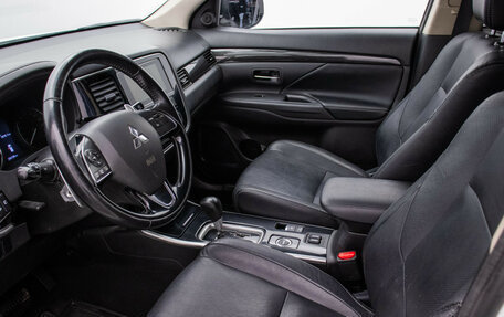 Mitsubishi Outlander III рестайлинг 3, 2018 год, 1 700 000 рублей, 10 фотография