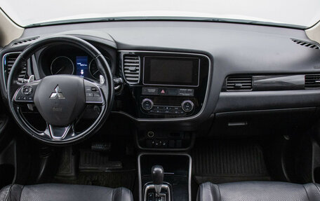 Mitsubishi Outlander III рестайлинг 3, 2018 год, 1 700 000 рублей, 13 фотография