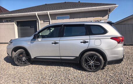 Mitsubishi Outlander III рестайлинг 3, 2018 год, 1 650 000 рублей, 4 фотография